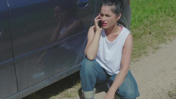 Stressende Kvinde Ved Hjælp Smartphone Nær Brudt Bil – Stock-video