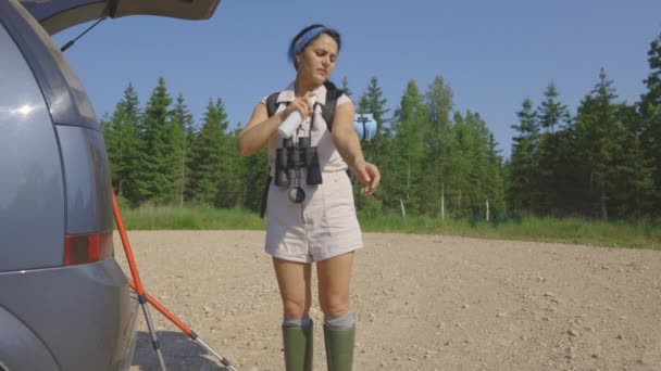 Жінка Туристка Використовує Репелент Комах Перед Поїздкою Ліс — стокове відео
