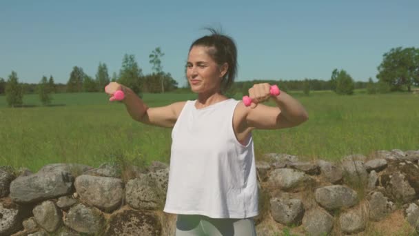 Mulher Fazendo Exercício Ombro Livre — Vídeo de Stock