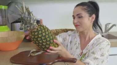  Ananas tutan ve öpen mutlu kadın