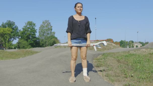 목발을 다리를 이경주 코스에서 운동을 — 비디오