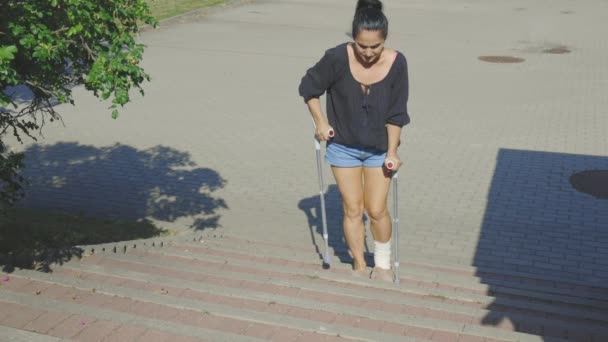 Женщина Костылями Поднимается Лестнице — стоковое видео