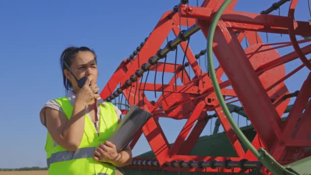 Mujer Agricultora Walkie Talkie Cerca Del Mecanismo Corte Una Cosechadora — Vídeo de stock