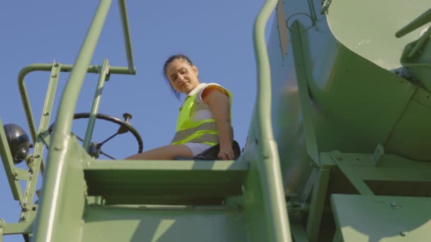 Mujer Agricultora Walkie Talkie Cerca Del Mecanismo Corte Una Cosechadora — Vídeos de Stock