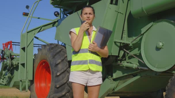 Agricultor Feminino Falando Walkie Talkie Após Condução Combinar Colheitadeira — Vídeo de Stock