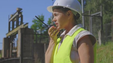 Elektrik santralinde telsiz kullanan kadın mühendis.