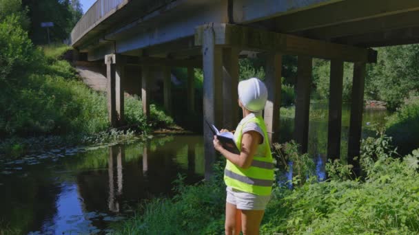 Ingeniero Civil Escribiendo Hablando Walkie Talkie Bajo Puente — Vídeo de stock