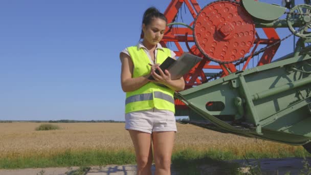 Mulher Agricultor Escrevendo Perto Colheitadeira Para Examinar Campo Cereais — Vídeo de Stock