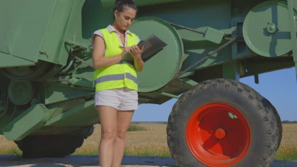 Mujer Agricultora Examinando Partes Técnicas Cosechadora — Vídeos de Stock