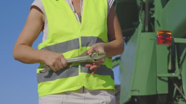 Mujer Agricultora Sosteniendo Llaves Cerca Cosechadora Cosechadora Concepto Reparación Mecánica — Vídeos de Stock