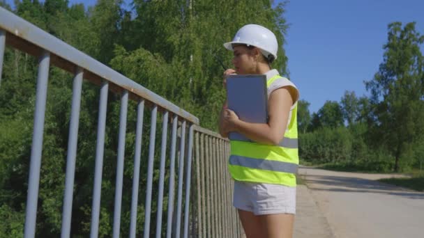 Ingeniero Civil Inspeccionando Puente Antes Renovación — Vídeos de Stock