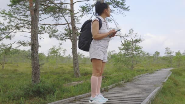 Ztracená Žena Turistka Snaží Najít Správnou Cestu — Stock video