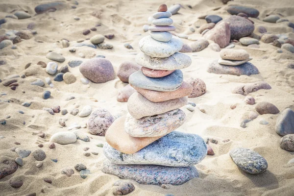 Dengeli taş yığını bir kum üzerinde yığılmış — Stok fotoğraf