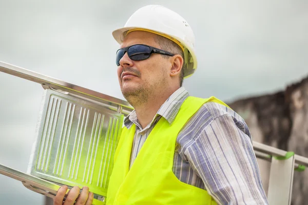 Worker with an aluminum ladder — Stock Photo, Image