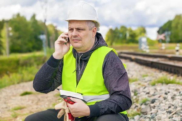 Trabalhador da manutenção ferroviária a falar ao telefone — Fotografia de Stock