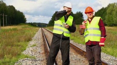 Foreman işçi için atanan çalışmalarını açıklar.