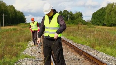 Halat ve kürek ile çalışanları