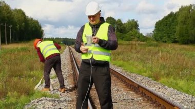 Halat ve kürek ile çalışanları