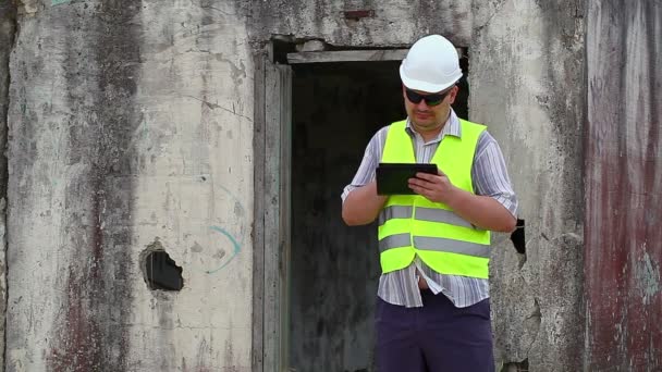 Bauarbeiter nahe eingestürztem Gebäude — Stockvideo