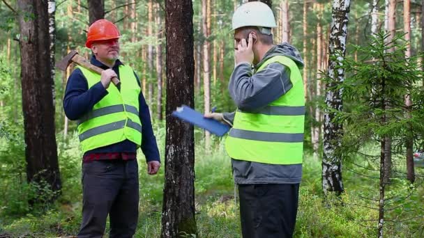 Oficial Forestal hablando con trabajador — Vídeo de stock