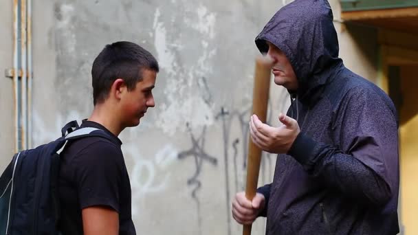 Hombre con bate de béisbol hablando con adolescente — Vídeos de Stock