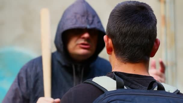 Uomo con una mazza da baseball che parla con un adolescente — Video Stock