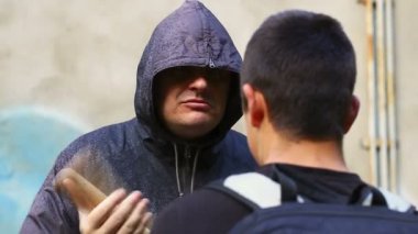 adam genç kızla konuşmak bir beysbol sopası ile