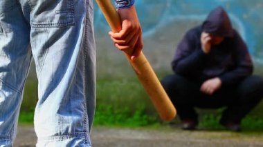 genç bir beysbol sopası ile