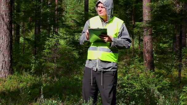 Oficial Forestal con carpeta — Vídeo de stock