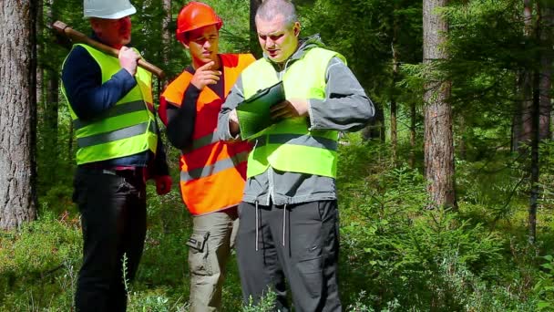 森林事务的官员解释了指派的工作 — 图库视频影像