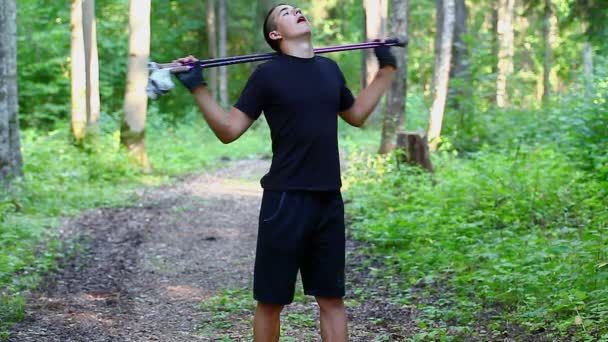 Adolescent exercice avec des bâtons de marche — Video