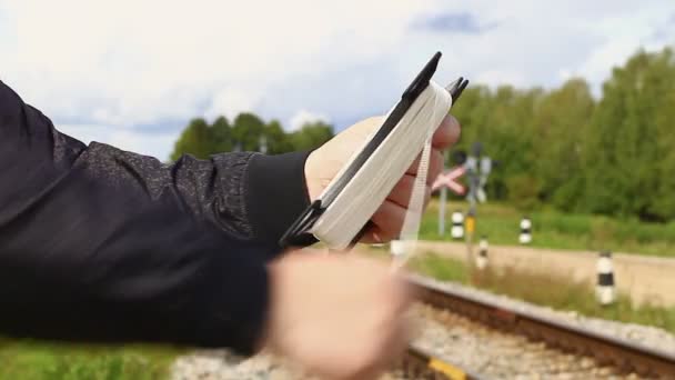 Arbetstagaren vacklar upp rep på spole — Stockvideo