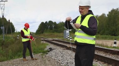 Halat ve kürek ile çalışanları