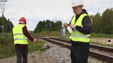 Demiryolu işçileri yakınındaki demiryolu halat boyu