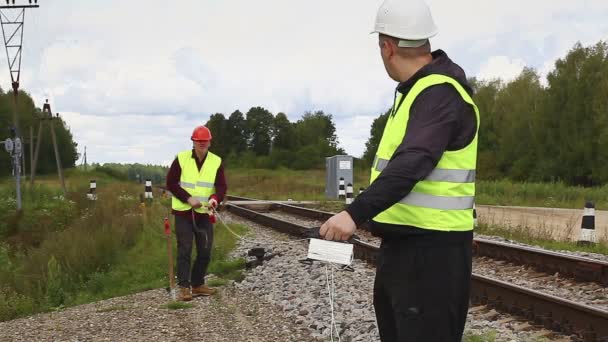 Järnvägen arbetstagare med rep nära railway — Stockvideo