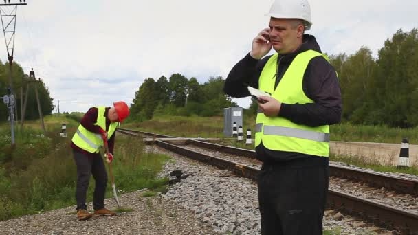 Förman med hjälp av mobiltelefon — Stockvideo