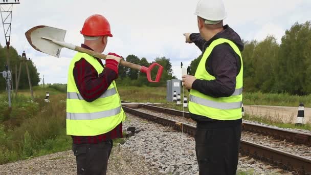 Il caposquadra spiega al lavoratore il suo lavoro assegnato — Video Stock