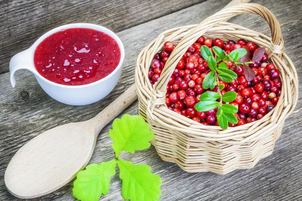 Verse veenbessen met veenbessen jam — Stockfoto