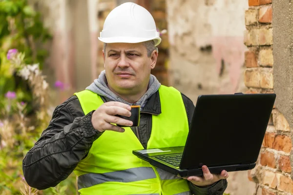 Ingénieur construction travaillant avec PC — Photo