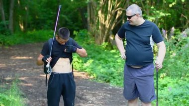 yürüyüşçüler altı paketi ve fazla kilolu