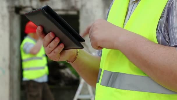 Builder with tablet — Stock Video