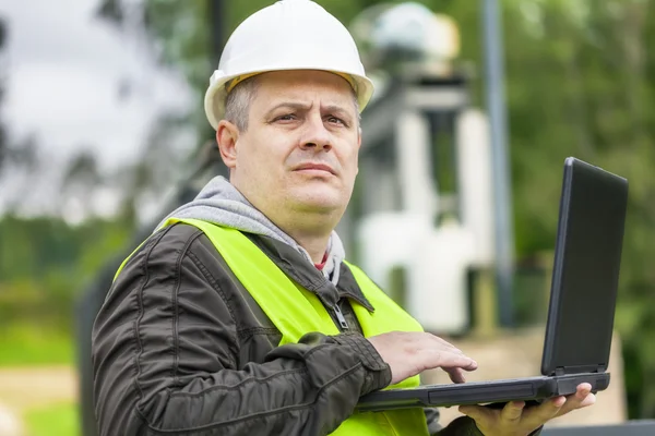 Ingenjör med pc — Stockfoto