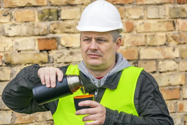 Engenheiro de construção beber chá — Fotografia de Stock