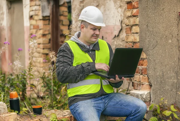 Ingeniero de construcción con PC — Foto de Stock