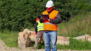 İnşaat mühendisi ile klasör ve alt arka planda
