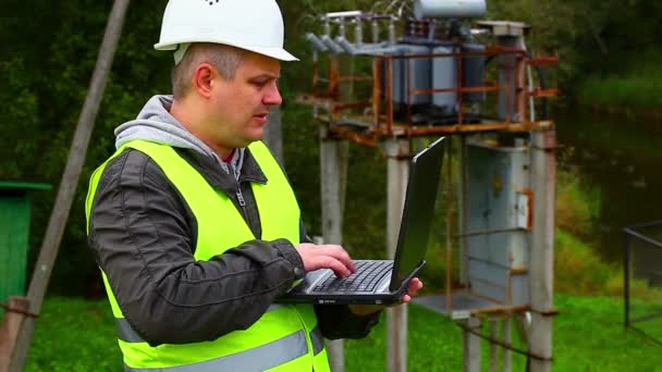 Engenheiro de construção com PC — Vídeo de Stock