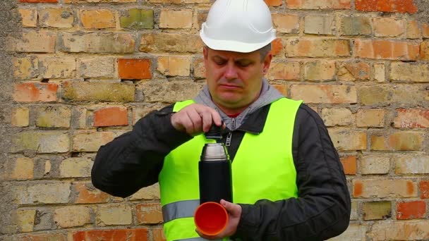 Byggnadsingenjör dricka te — Stockvideo