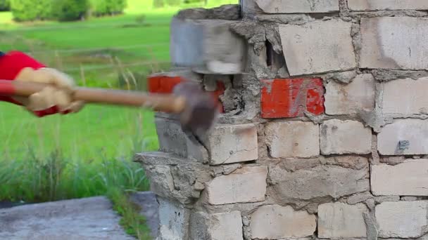 Homem com martelo de trenó destruindo parede — Vídeo de Stock