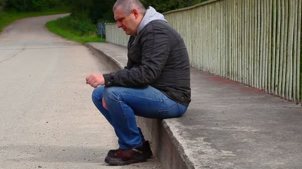 Homme déprimé bougeant nerveusement leur main — Video