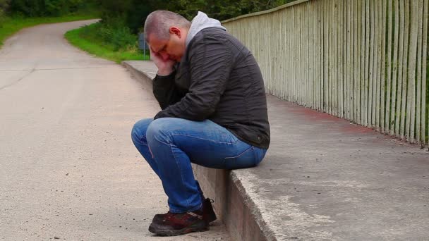 Depressiver Mann auf der Brücke — Stockvideo